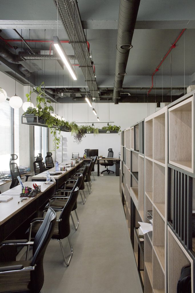 amenajare birouri open space showroom eurotigla cu zona de lucru organizata iluminat industrial si mobilier functional