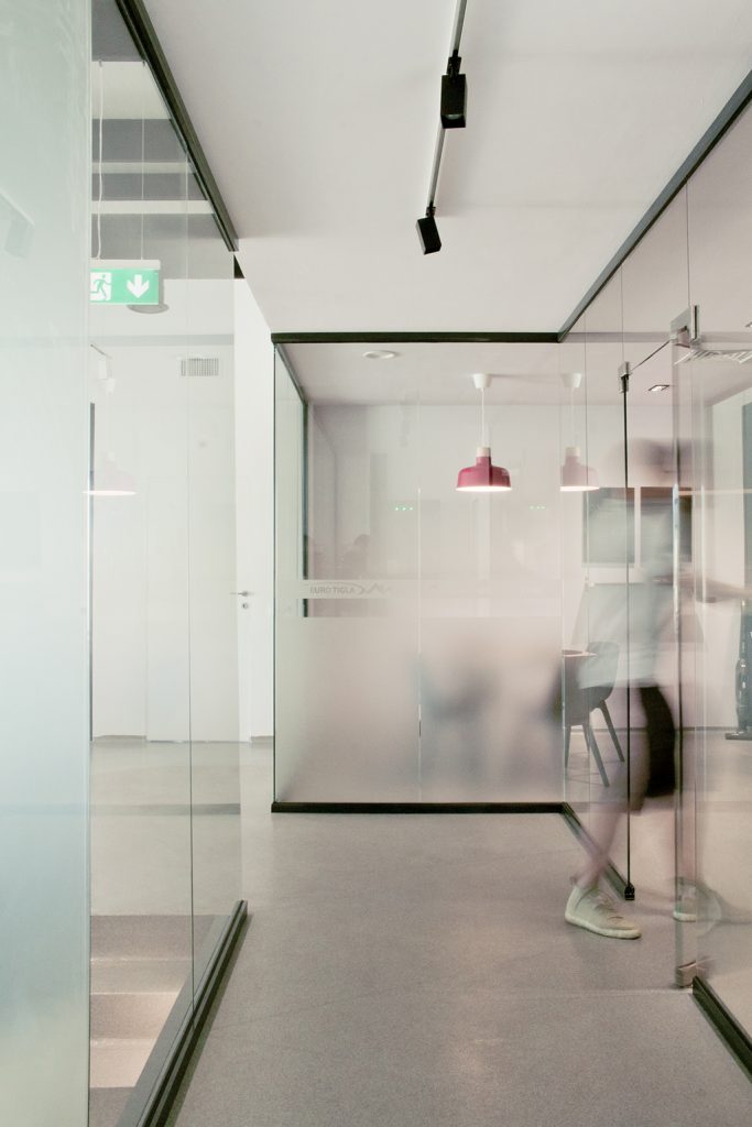 amenajare circulatie interioara showroom eurotigla cu pereti din sticla sablata si organizare clara a spatiului