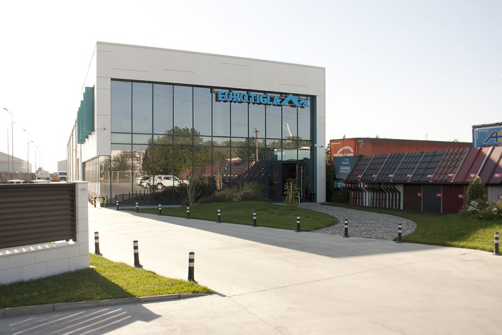 amenajare exterioara showroom eurotigla cu cladire comerciala moderna acces pietonal si zone verzi organizate