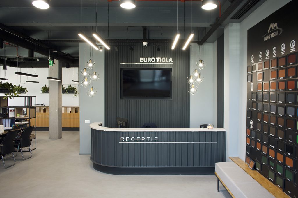 amenajare receptie showroom eurotigla cu design interior comercial modern zona de primire si expunere produse