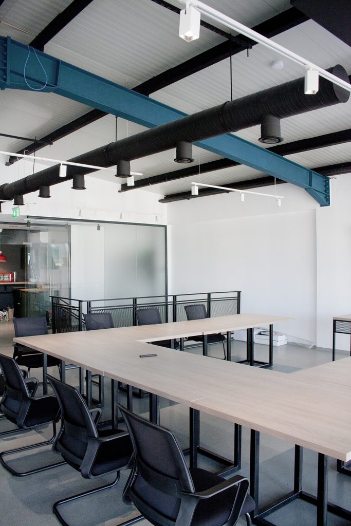 amenajare sala sedinte showroom eurotigla cu masa de meeting iluminat industrial si spatiu organizat pentru discutii