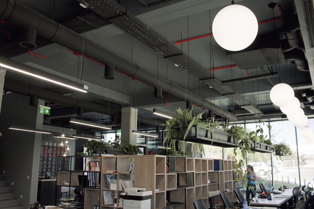 amenajare showroom eurotigla open space cu birouri plante suspendate iluminat industrial si organizare pe zone functionale