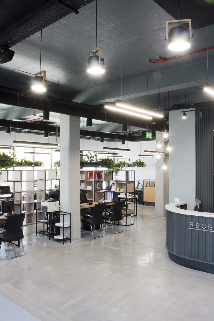 amenajare spatiu comercial open space showroom eurotigla cu zona de lucru receptie si organizare eficienta a fluxului