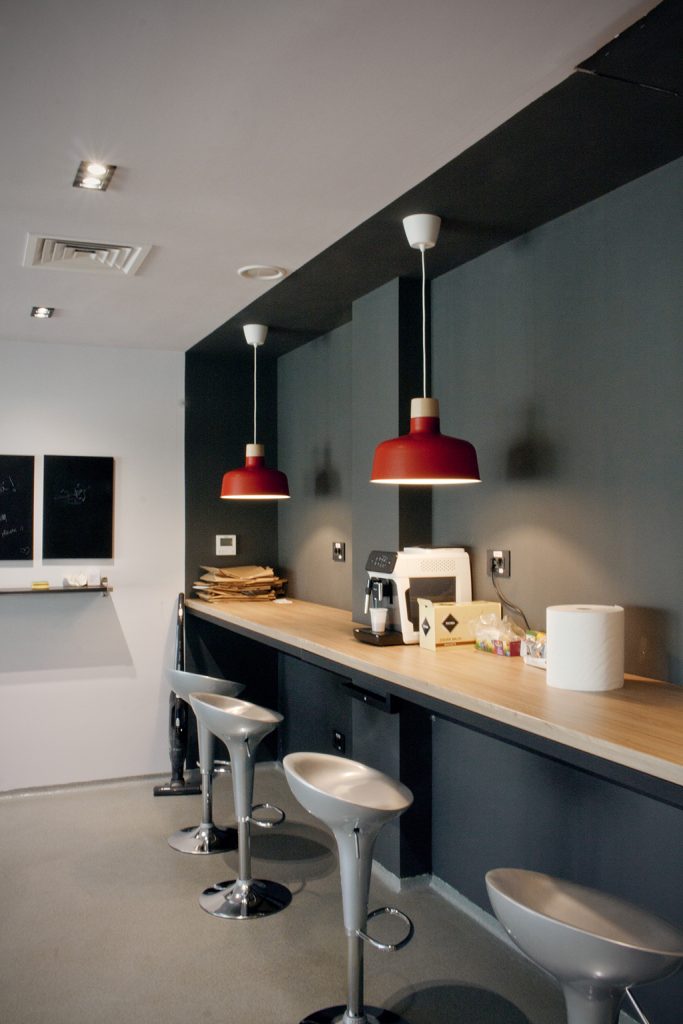 amenajare zona relaxare angajati showroom eurotigla cu bar mobilier minimalist si iluminat decorativ