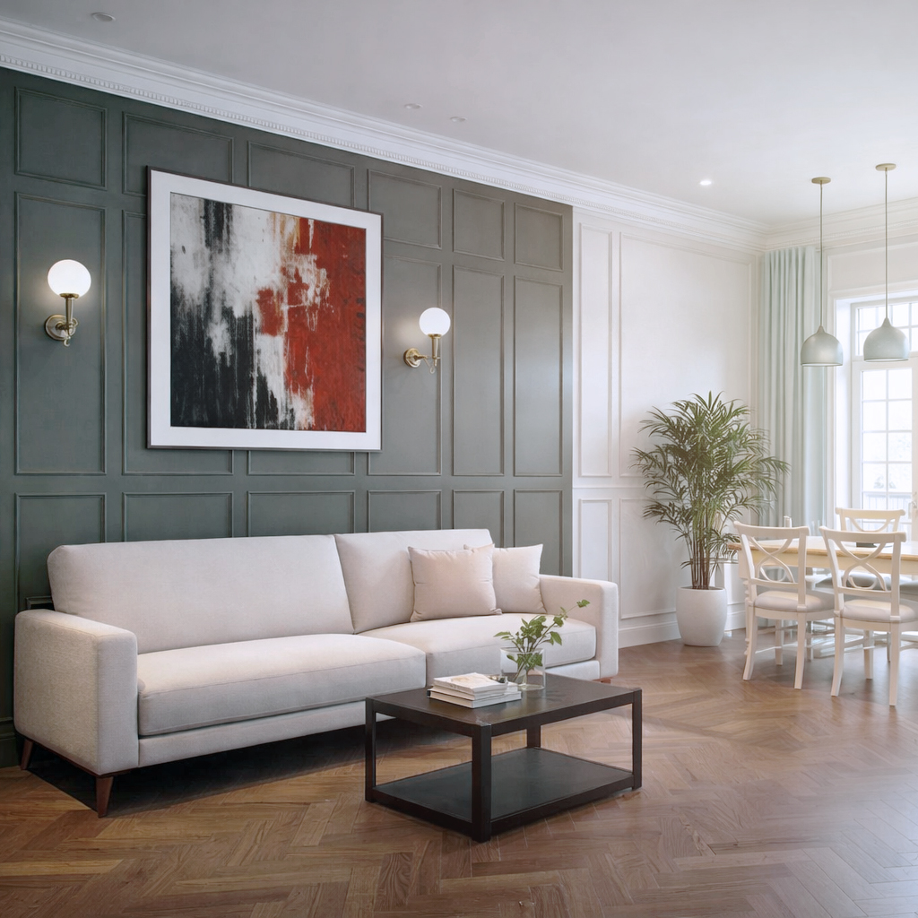 living cu perete verde decorativ, canapea bej și design interior clasic modern într-o casă recondiționată