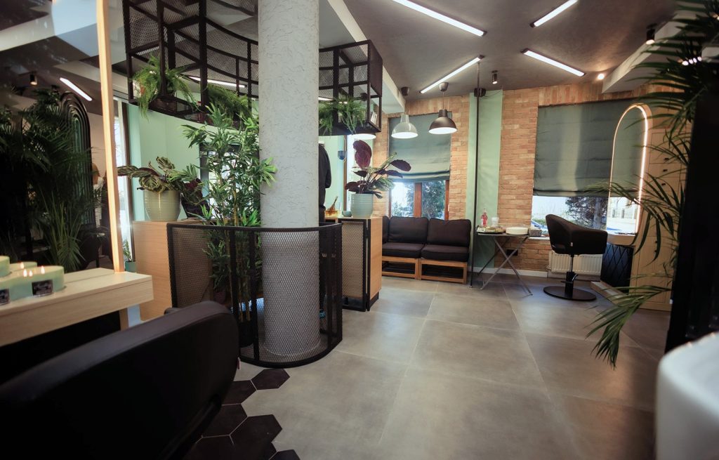 vedere generala salon Lumi Hair Style cu zona de asteptare plante si posturi de lucru intr-un design modern si aerisit