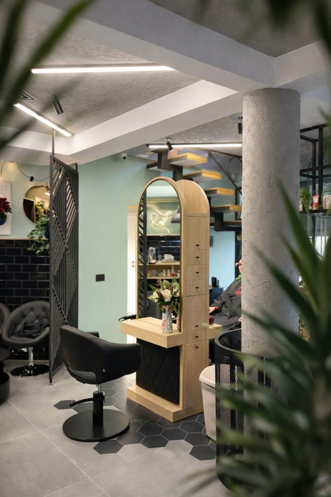 zona de lucru salon Lumi Hair Style cu post de coafura mobilier din lemn si accente metalice intr-un design modern si functional