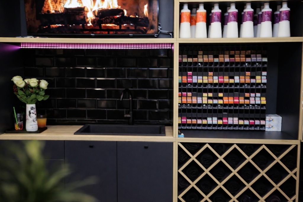 zona tehnica salon Lumi Hair Style cu chiuveta depozitare produse si iluminare ambientala intr-un design modern si organizat